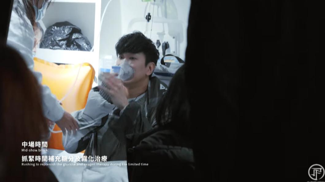 林俊傑深受感冒所擾,演出期間抓緊時間進行噴霧治療。(圖/翻攝自林俊傑YouTube)