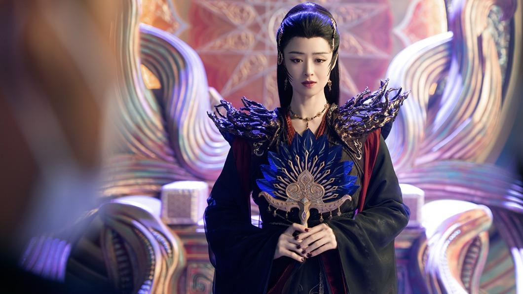 蔣欣飾演的反派「心月葵」一出場就霸氣十足。(圖/iQIYI提供)