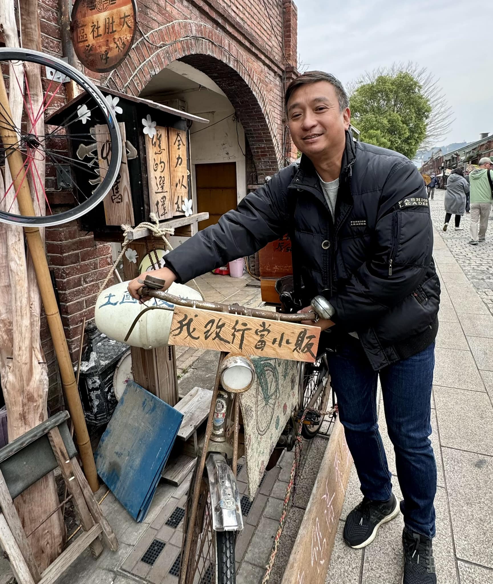 余皓然曬出王中平牽腳踏車照,幽默表示老王改行了。(圖/翻攝自王中平和余皓然愛的小屋臉書)
