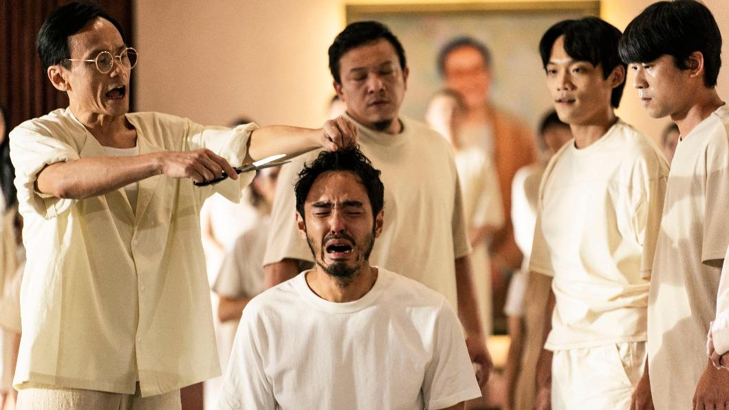 尊者聲稱要剪頭髮、戒齋才能治百病,正是影射徐少龍仙丹事件。(圖/一種態度電影股份有限公司提供)