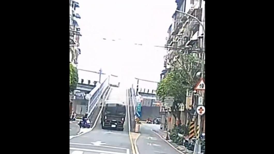 軍卡逆向上快速道路險釀對撞 駕駛尷尬「倒退嚕」