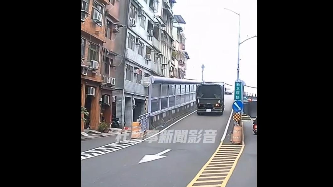 軍卡逆向開上快速道路匝道，險些與下匝道的車輛對撞。（圖／翻攝社會事新聞影音）