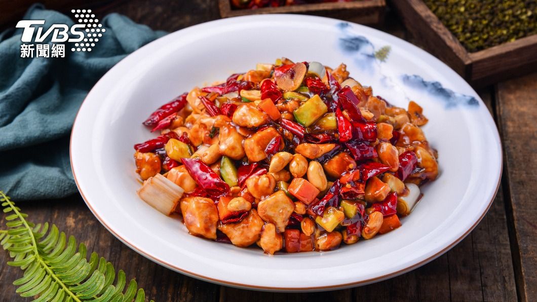 宮保雞丁內含雞肉、黃瓜、花椒、花生米及米酒等佐料。(示意圖/shutterstock達志影像)