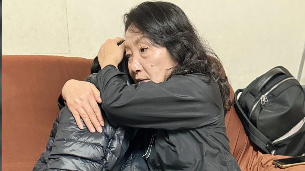 遭虐死男童阿嬤「瀕臨崩潰」!哭倒她懷裡 1動作引人心疼