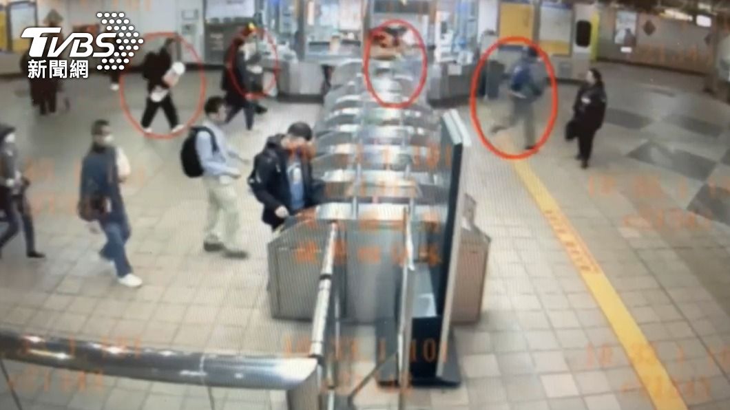 8名外籍男拒絕盤查還翻越閘門逃票。(圖/TVBS)