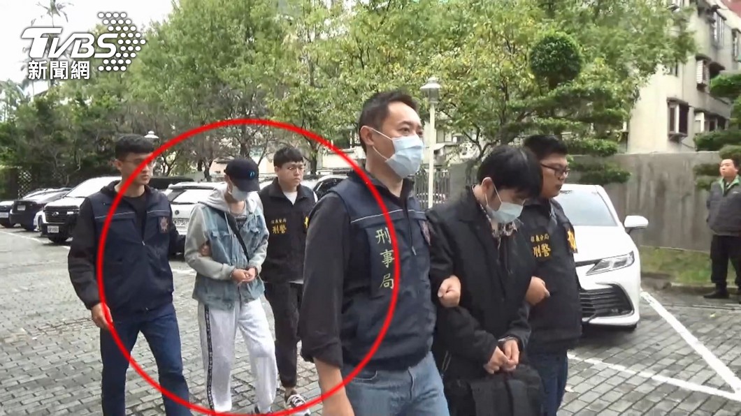 張姓男大生被移送時走路一拐一拐。(圖/TVBS資料畫面)
