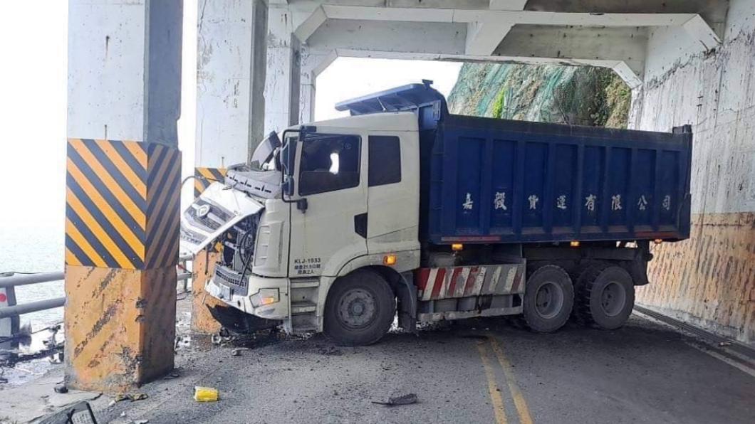 大貨車自撞柱子失控打橫，2人受傷送醫。（圖／翻攝自記者爆料網）