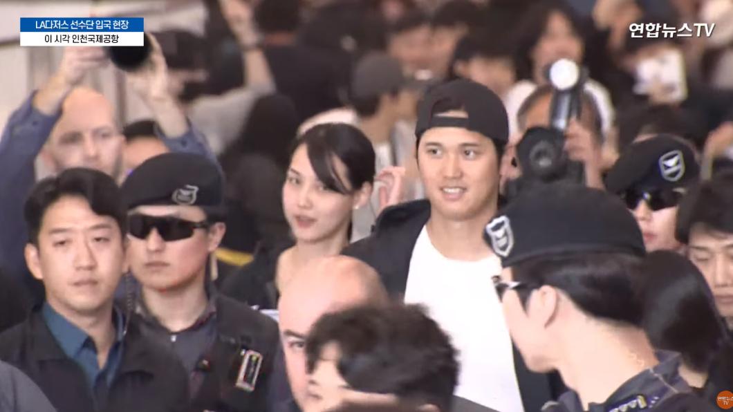 大谷與妻子抵韓!球迷湧仁川機場 7千人追航班監測網站