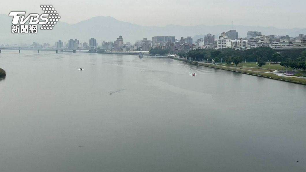快訊／新北忠孝橋驚傳落水！男跨坐橋墩下秒墜橋　無生命跡象搶救中