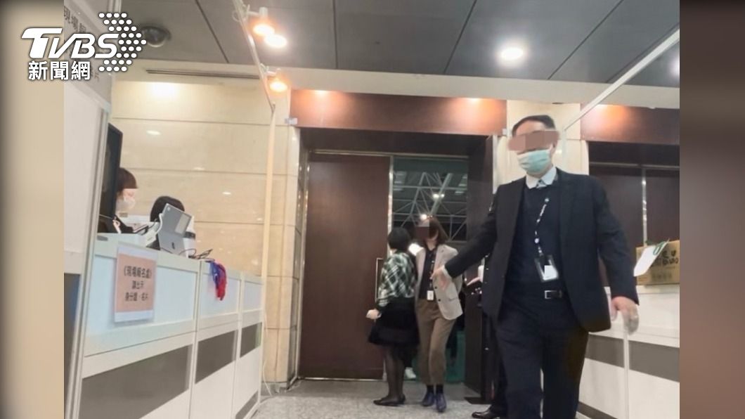 超商活動現場人員,表示這是公司內部活動,對外並未公開。(圖/新北市衛生局提供)