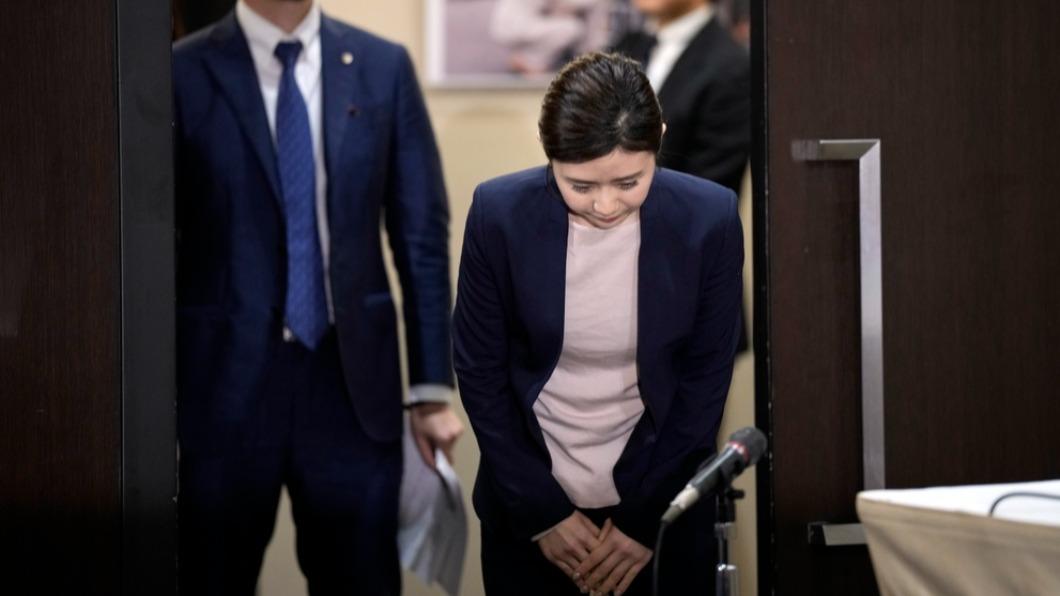 福原愛離去前4度鞠躬致意。(圖/達志影像美聯社)