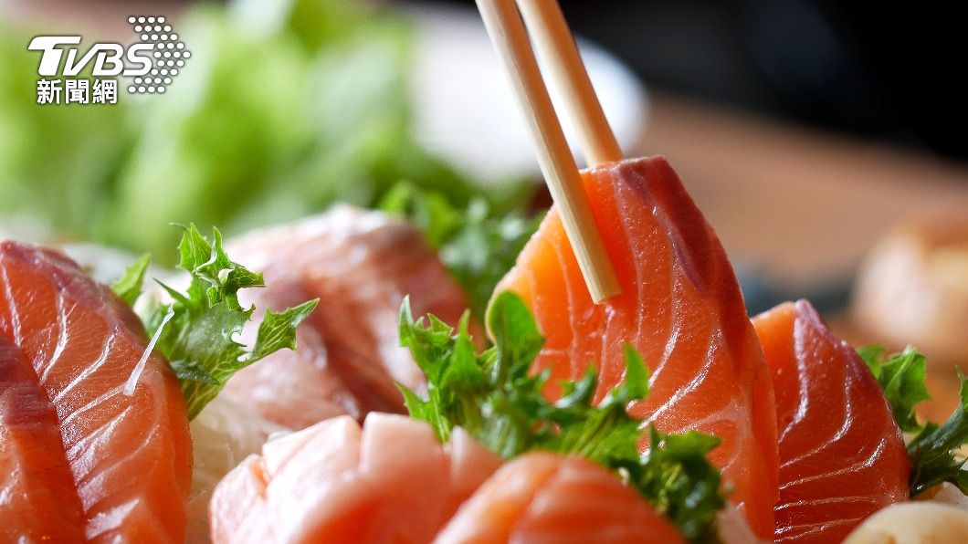 吃完生魚片解黑便!男體內「驚見2cm冬粉狀物」沖不掉竟是這蟲