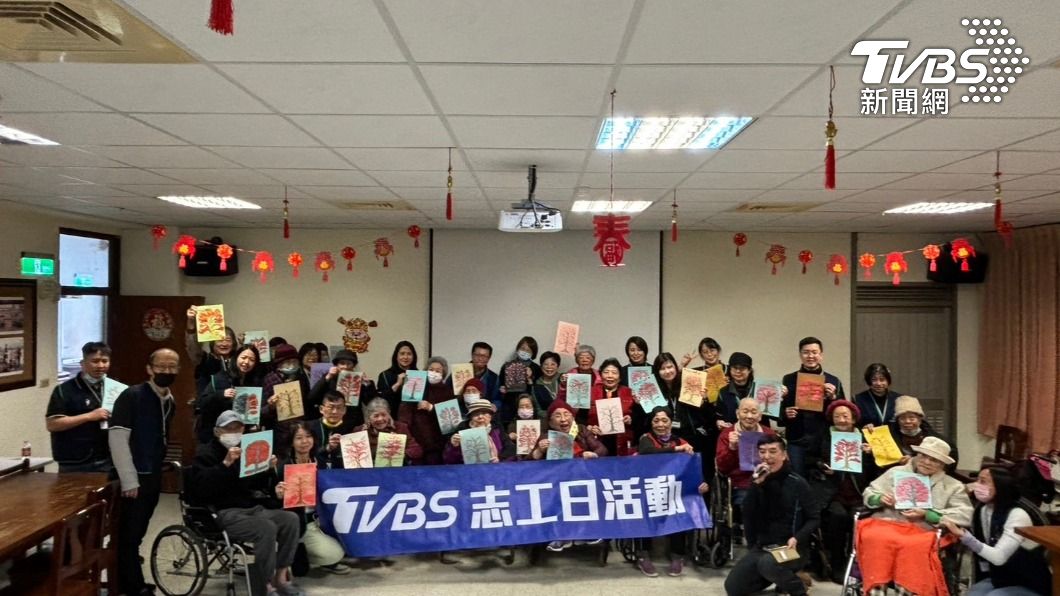 TVBS企業志工日 前進肯愛協會伴長者 《甜蜜蜜》歌聲中繪櫻花