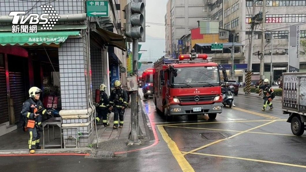 汐止養護中心因炊事不慎引發火警,警消到場搶救。(圖/TVBS)