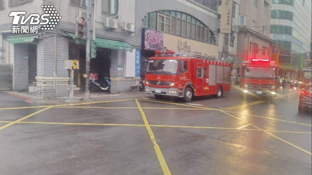 汐止養護中心因炊事不慎引發火警,警消到場搶救。(圖/TVBS)