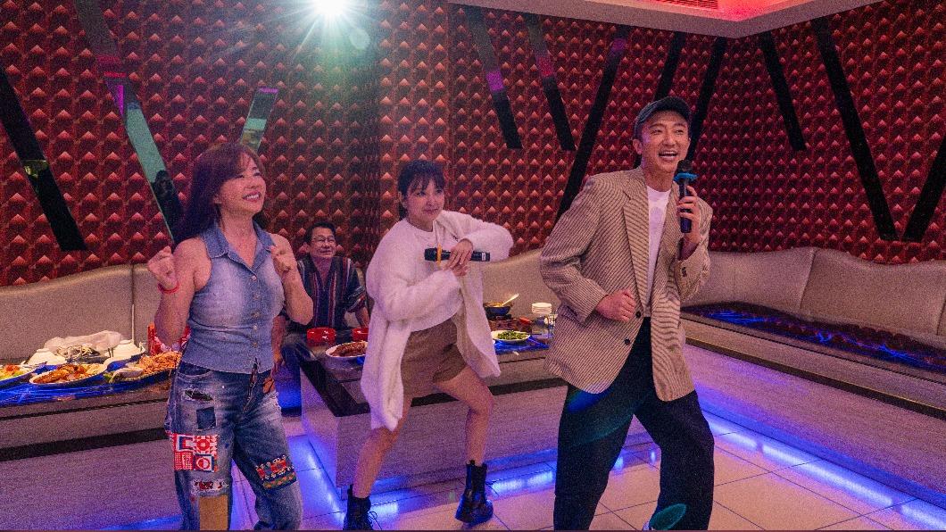 狄鶯(左起)、沈孟生、愛紗和懷秋熱唱。(圖/東森提供)