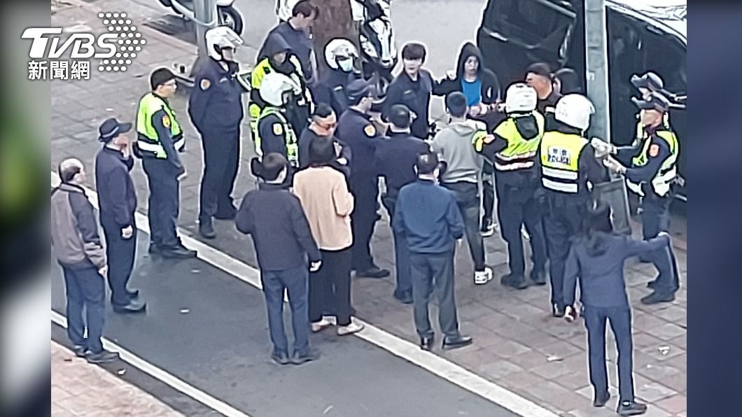 獨/北市警匪追逐!黑色廂型車遭圍捕 1通緝犯被上銬帶回