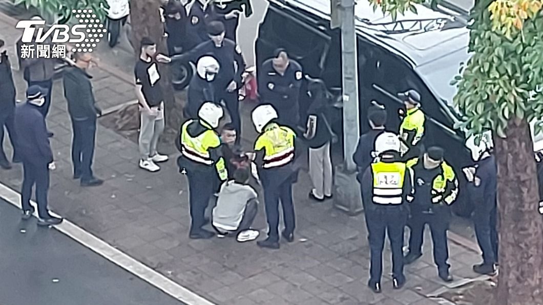 警方攔截逮捕3男1女。(圖/TVBS)