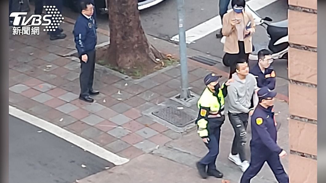 1名男子被上銬帶走。(圖/TVBS)