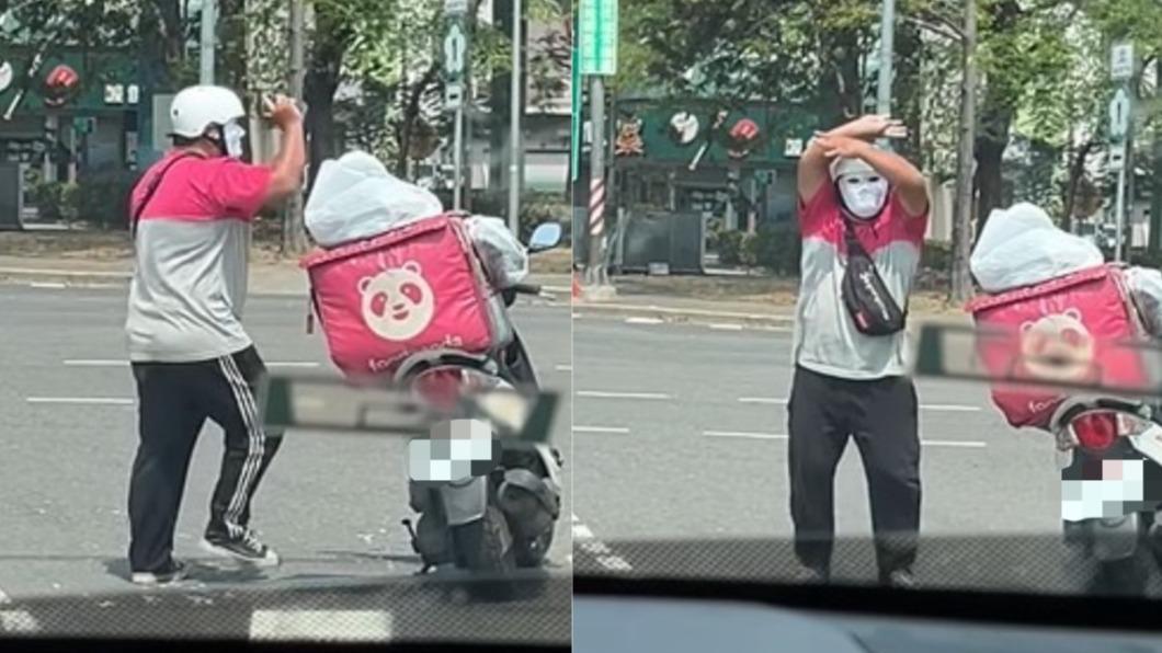 帶面具的外送員在代轉區忘我跳舞。(圖/翻攝自臉書社團五甲大小事)