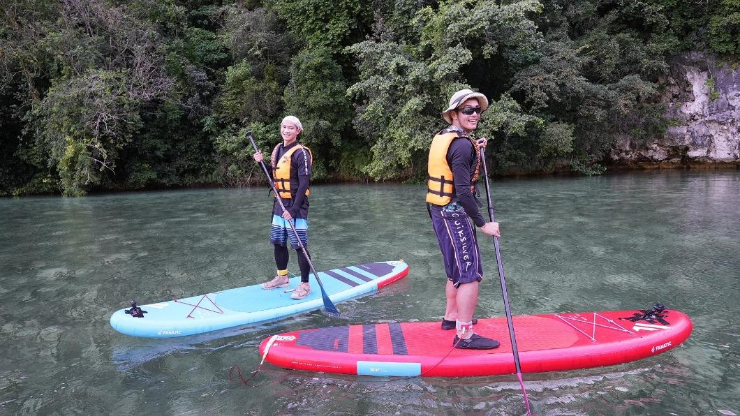 楊一展(右)、鄒承恩帛琉挑戰海上立槳。(圖/八大提供)