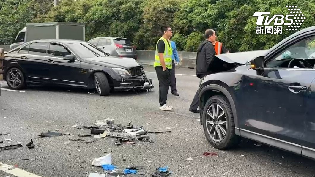 國3安坑交流道今晨「9車追撞」!7人送醫2男宣告不治