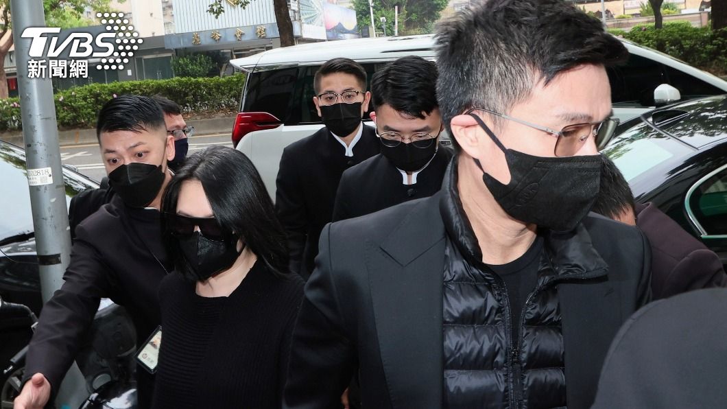 小S公公告別式!許雅鈞緊牽妻 遺孀「眼泛淚女兒攙扶」送尪最後一程