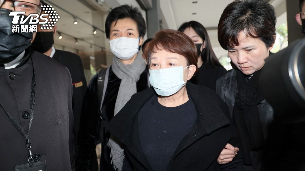 許慶祥遺孀黃秀真（中）在兩個女兒攙扶下，步入會館。（圖／趙世平攝）