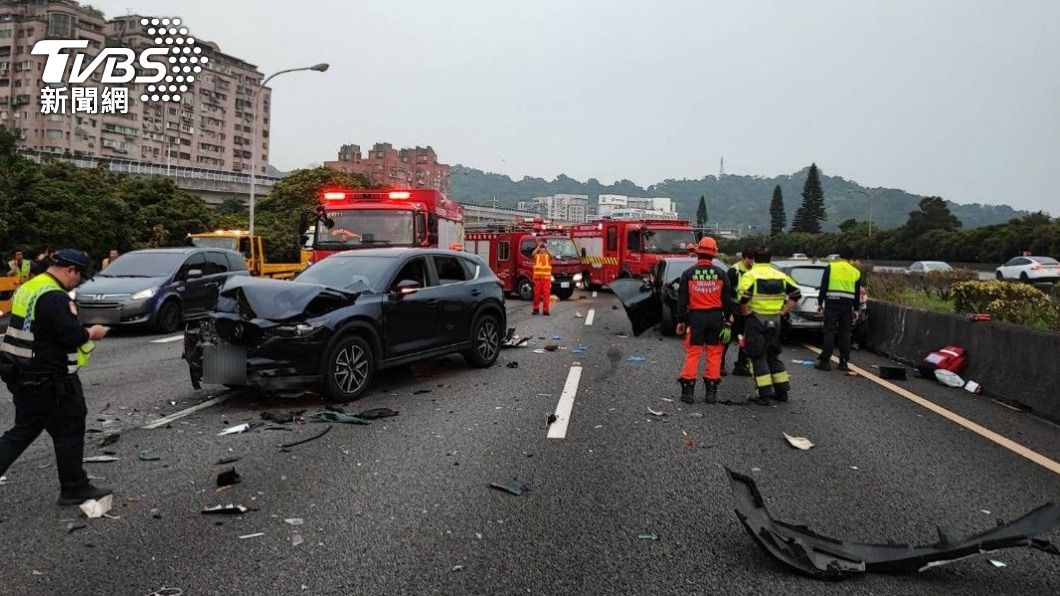 快訊/國道死亡事故!安坑隧道口9車追撞 2男受困重傷不治