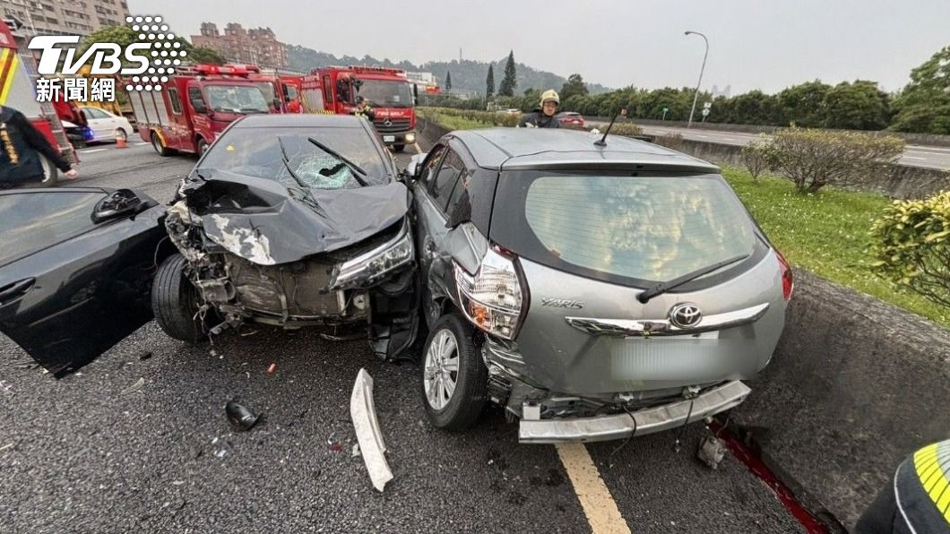 國道3號清晨發生9車連環事故,造成2人死亡、6人輕傷。(圖/TVBS)