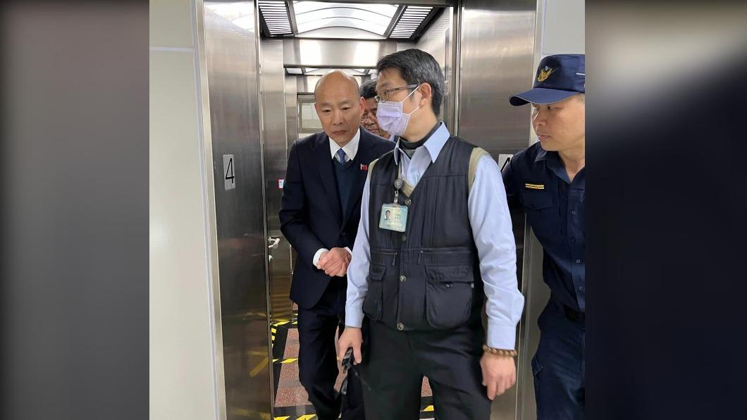韓國瑜去視察電梯。(圖/翻攝韓國瑜臉書)