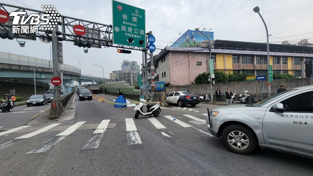 范姓騎士被撞倒後頭部遭輾,當場慘死。(圖/TVBS)