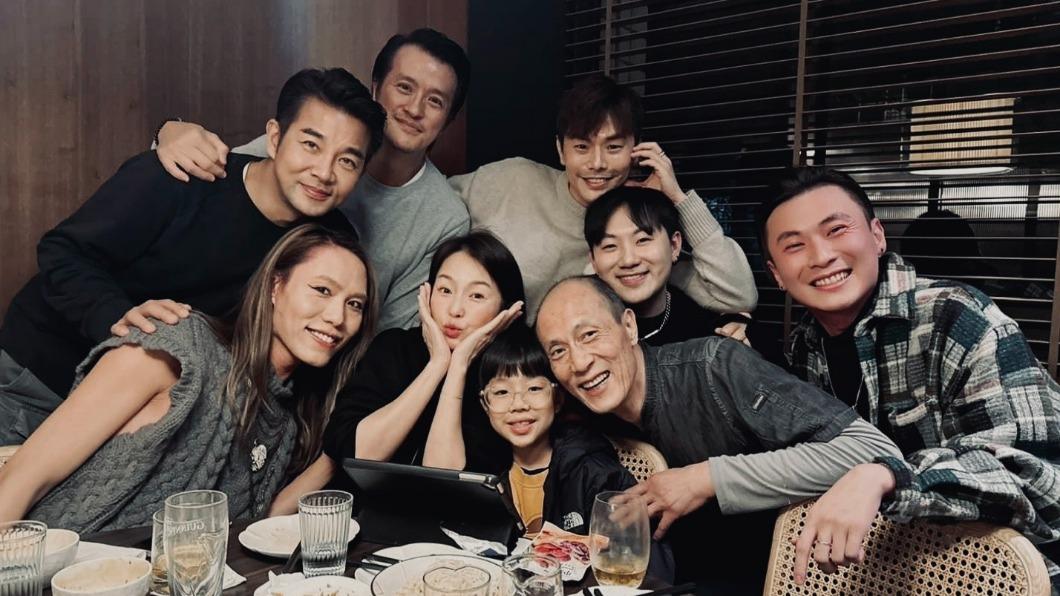 六月經紀人、謝承均、大牙老公阿廖師等一票好友,日前偷偷密謀提前幫六月慶生。(圖/我是凱文工作室提供)