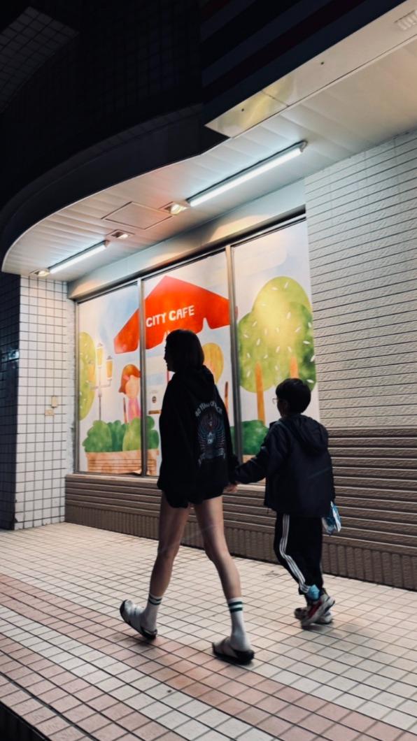六月與兒子Star赴飯局路上被朋友偷拍,一雙超狂辣腿成為焦點。(圖/我是凱文工作室提供)