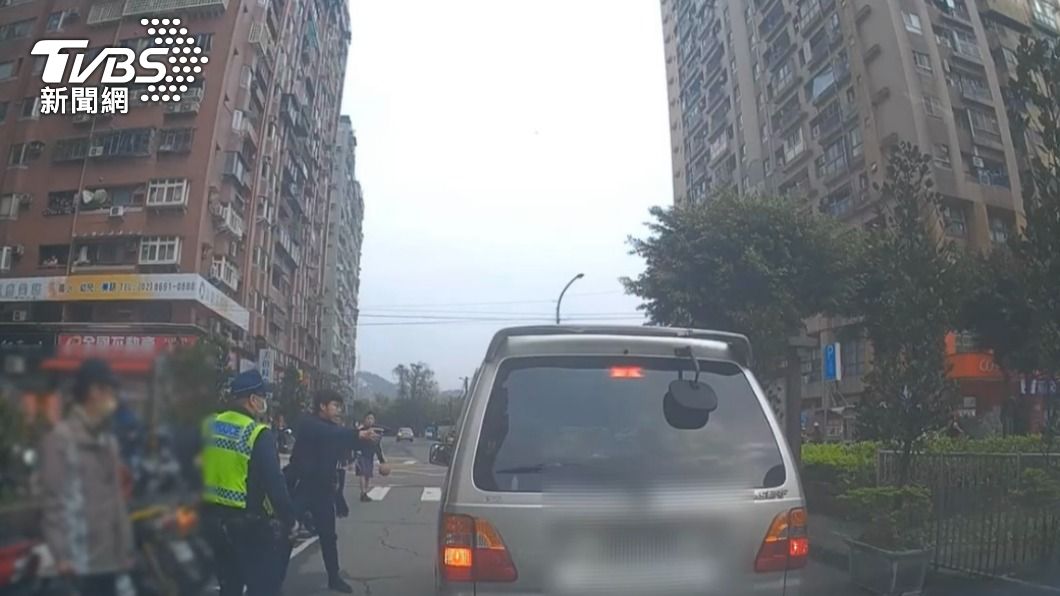 警方亮槍攔車。(圖/TVBS)