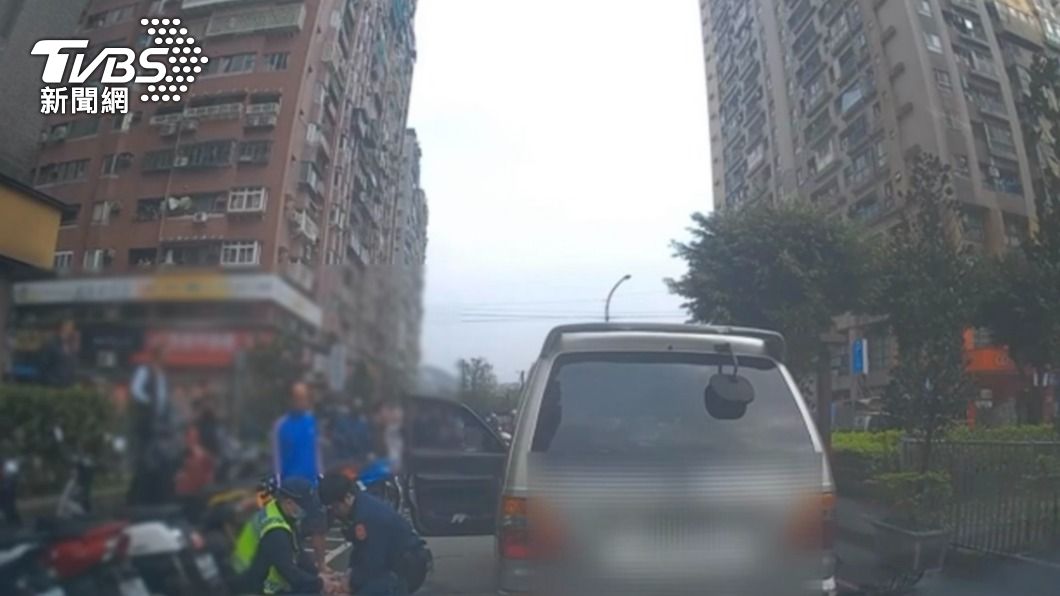 駕駛被拉下車壓制逮捕。(圖/TVBS)