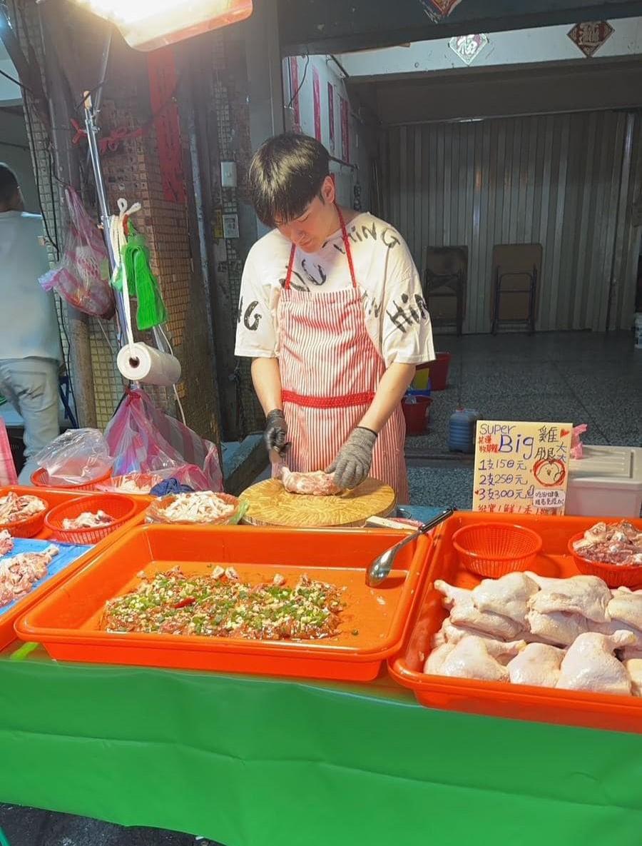 沈建宏去年10月開始在傳統市場擺地攤賣雞肉。(圖/翻攝自沈建宏臉書)