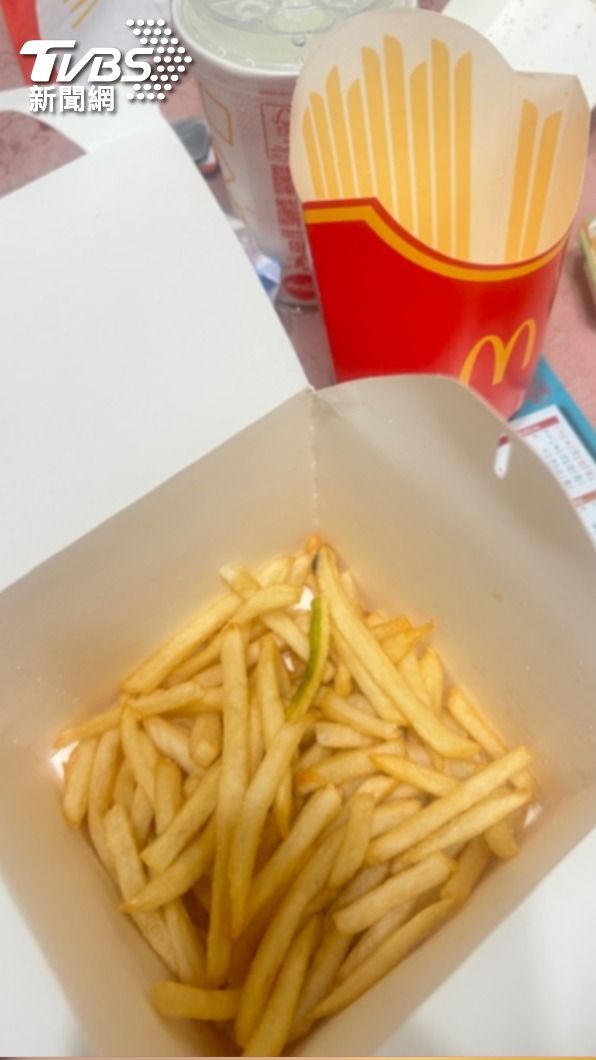 網友買麥當勞,驚見「綠薯條」/圖片來源:爆料公社