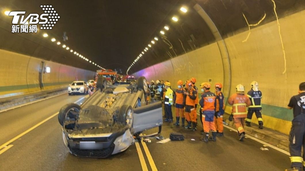快訊/國3木柵隧道2車擦撞釀翻車 駕駛昏迷送醫