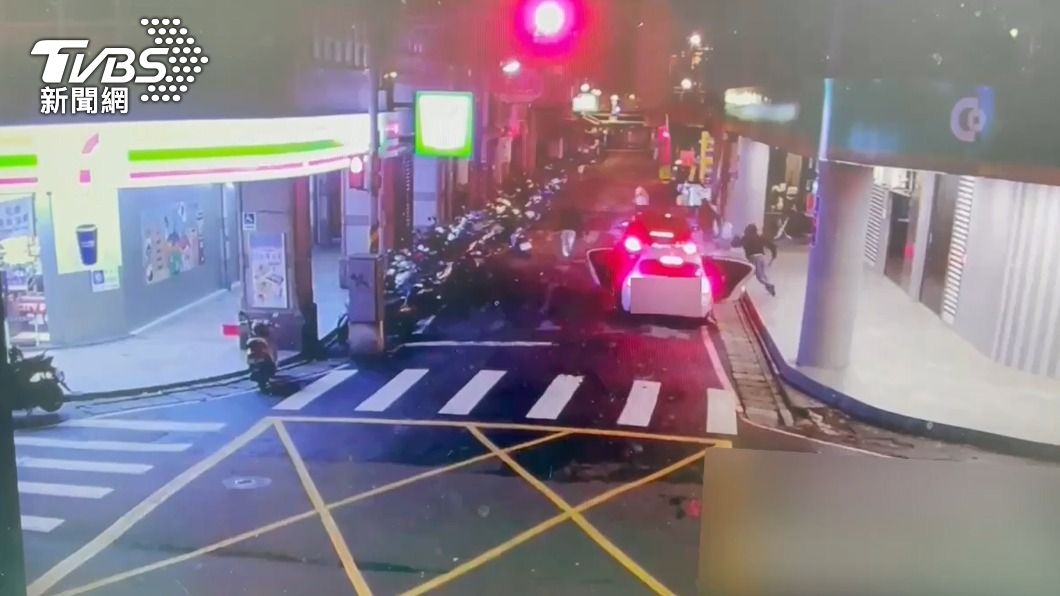 監視器拍下2車惡煞埋伏砍人。(圖/TVBS)