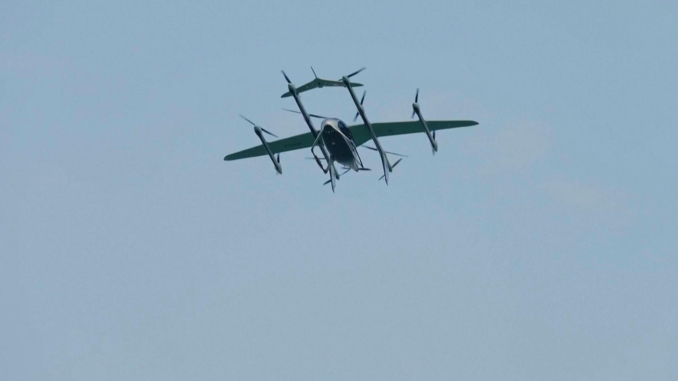 被稱為空中的士的eVTOL，成攻首飛全球第一條跨海跨城電動空中航線後，從深圳到珠海的飛行時間只需20分鐘。(畫面翻攝 / CCTV)