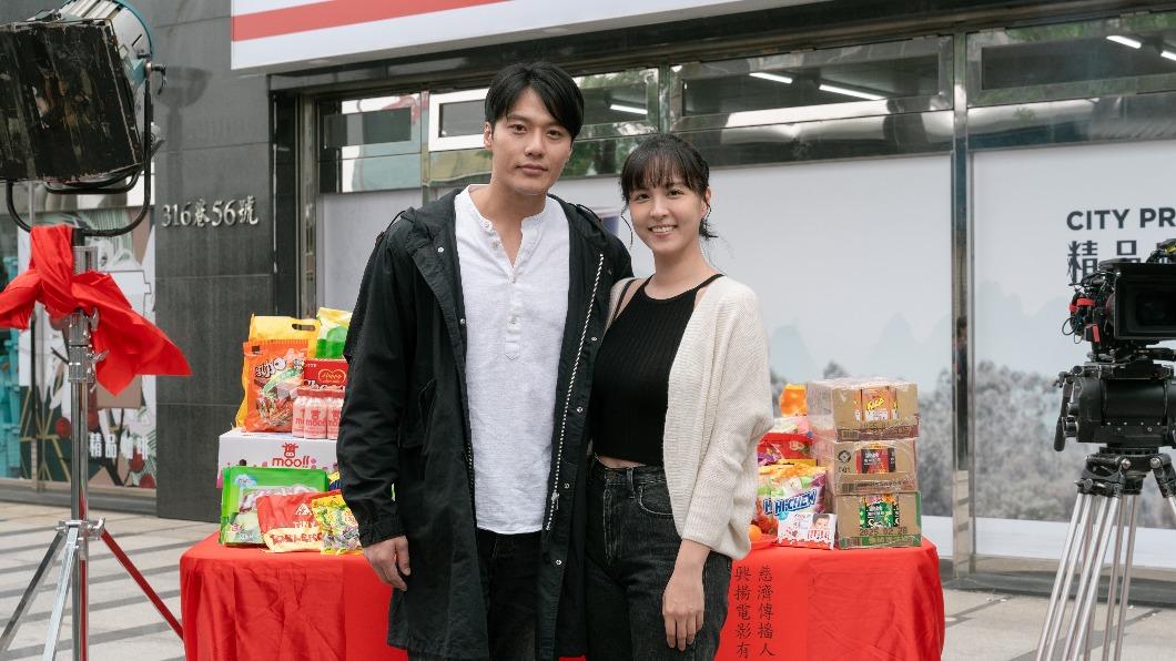 魏蔓(右)跟張睿家演出夫妻。(圖/大愛提供)