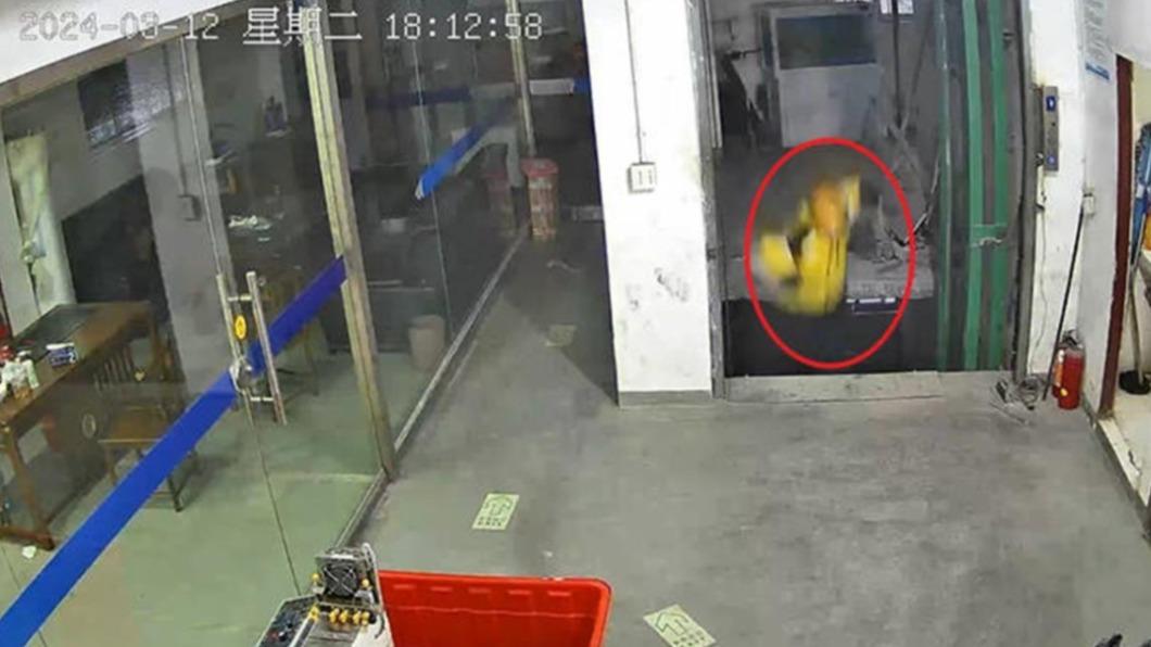 您的餐點已下樓！外送員趕送餐沒看路　「下秒消失」畫面曝