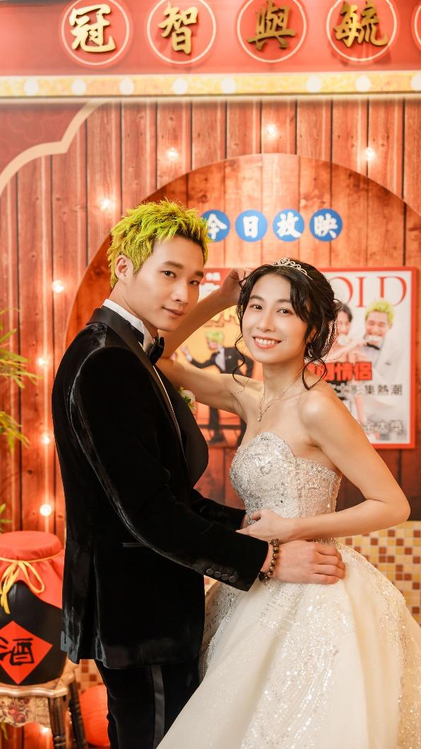 黃冠智(左)婚禮相當用心,婚宴入口以港式戲院的門口設計。(圖/影一製作所提供)