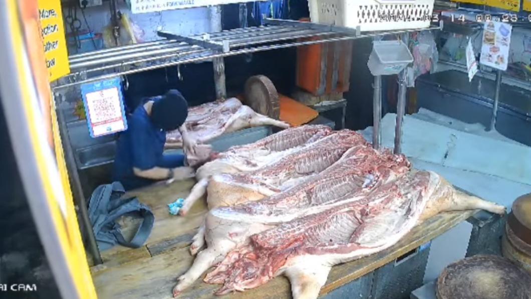 豬肉太貴？她帶刀夜闖市場「切塊打包」帶回家　手法超熟練