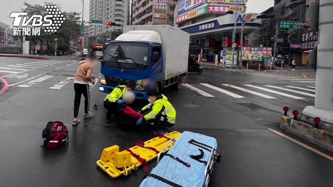 走斑馬線又被撞...小貨車駕駛不讓行人害傷「罰錢再吊照」