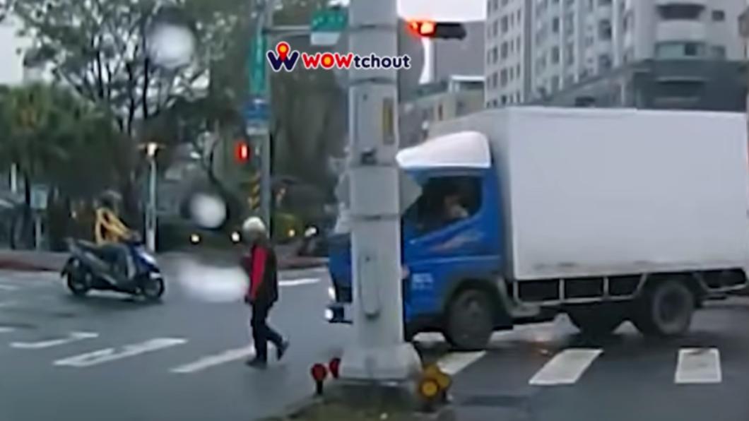小貨車轉彎時疑似未注意斑馬線上行人。(圖/翻攝自WoWtchout - 地圖型行車影像分享平台)