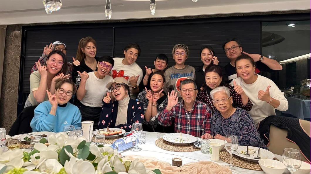 眾多好友現身為楊繡惠爸爸阿西慶生。(圖/翻攝自楊繡惠臉書)