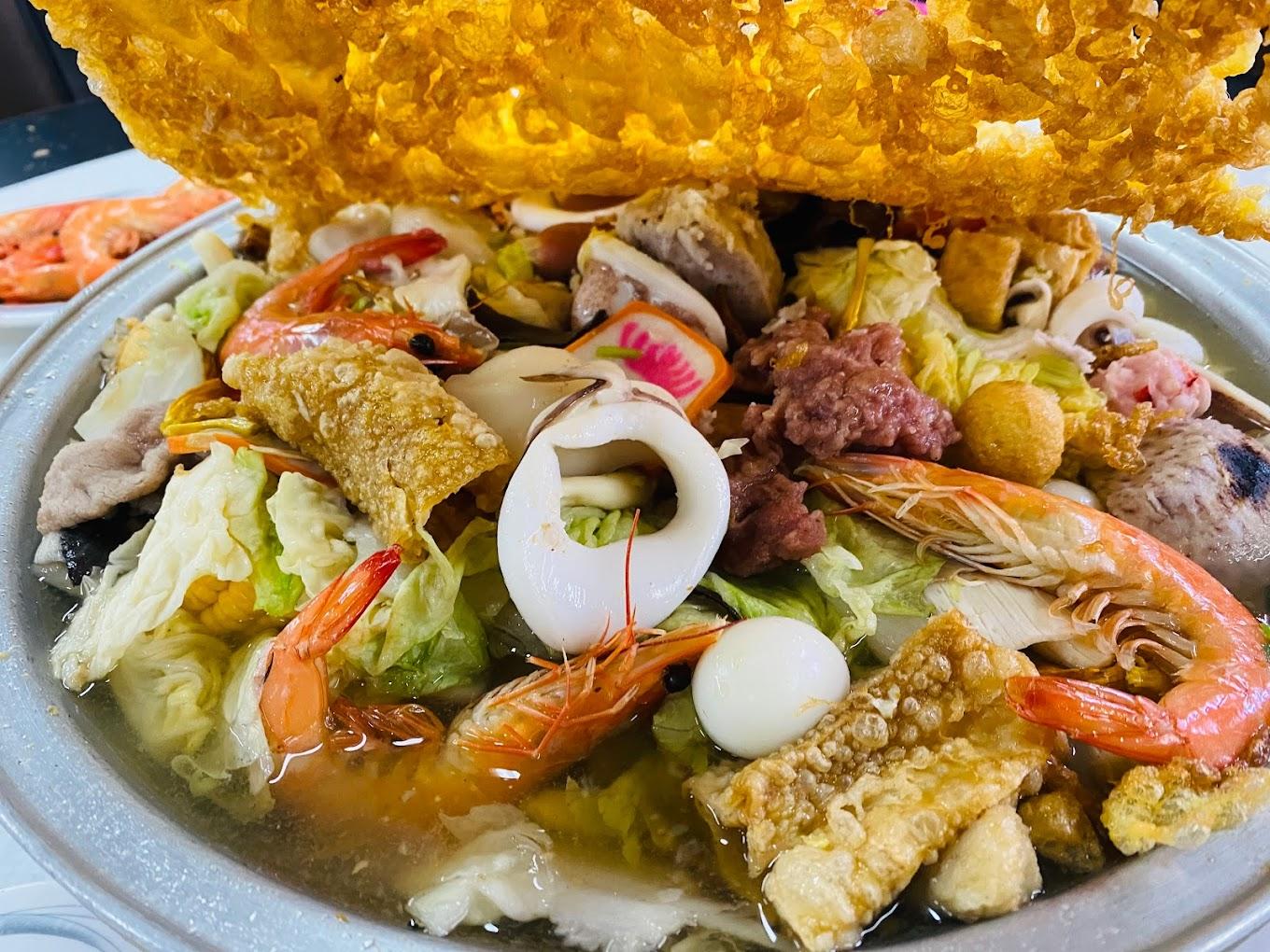 砂鍋魚頭鍋用料實在,一大鍋塞著滿滿的料,鮮蝦、蛋酥各種都有。(圖/翻攝自Google評論)