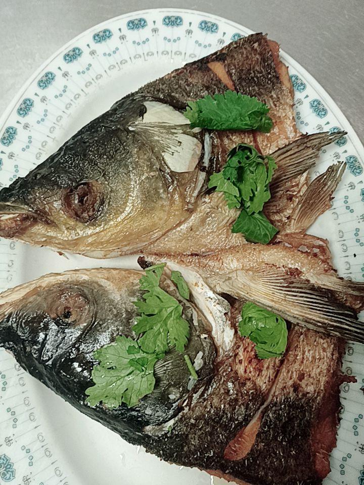 真口味火鍋城主打招牌砂鍋魚頭。(圖/翻攝自Google評論)